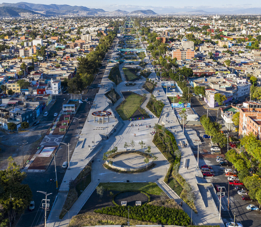 Linear park regenerates Mexico City's historic Grand Canal. © Onnis Luque